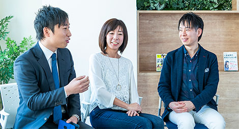 人材育成の重要性を語る弊社社員の滝沢(写真左)