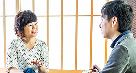 取引先企業のメンター教育で活躍する大塚(写真左)