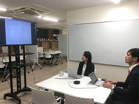 社内外の関係者とウェブ会議。