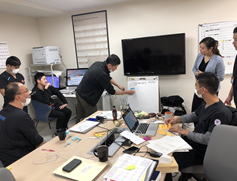 外傷センターでのカエル会議(働き方を議論する会議)